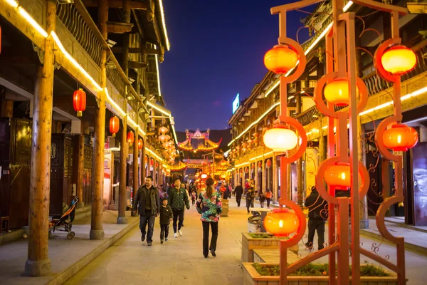 Luminosas y elegantes calles nocturnas de China — Foto de Stock