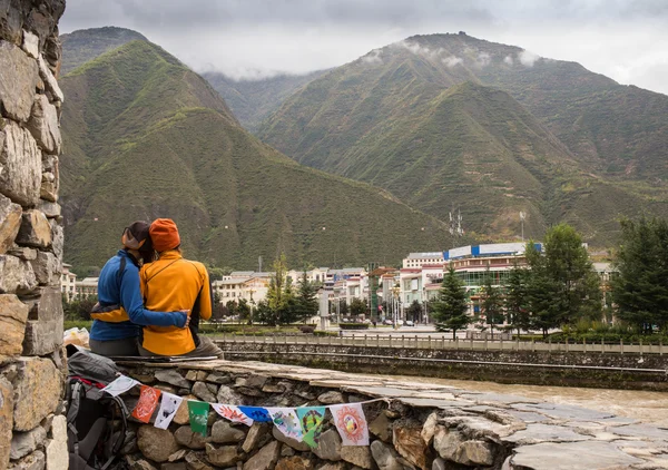 Loving couple on a journey — Stock Photo, Image