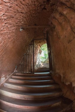 Monastery yakınındaki insan yapımı mağara