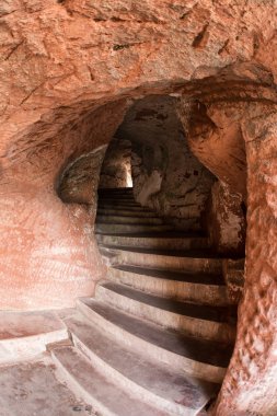 Monastery yakınındaki insan yapımı mağara