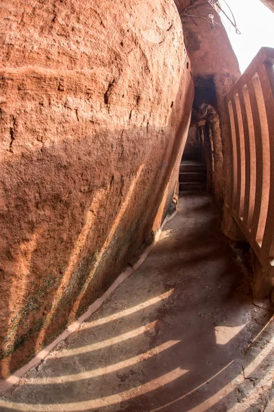 Monastery yakınındaki insan yapımı mağara — Stok fotoğraf