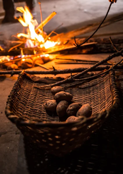 Vaření brambor na oheň — Stock fotografie