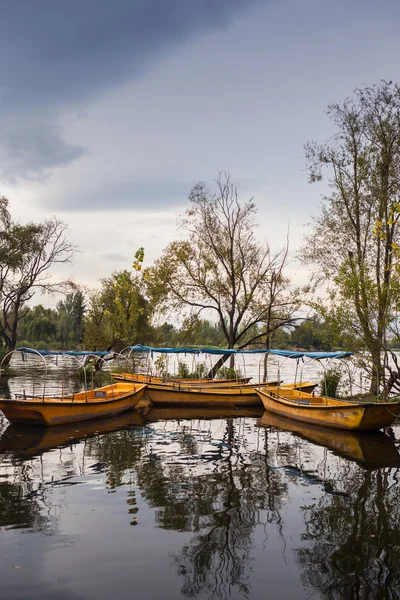 Китайский парк с прудом и лодками — стоковое фото