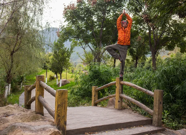 Een man overweegt de Oceaan — Stockfoto