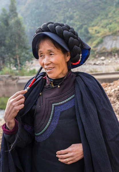 Kadın aile ile ulusal kostüm