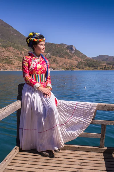 La fille en robe nationale sur le lac — Photo