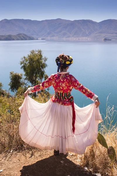 La fille en robe nationale sur le lac — Photo