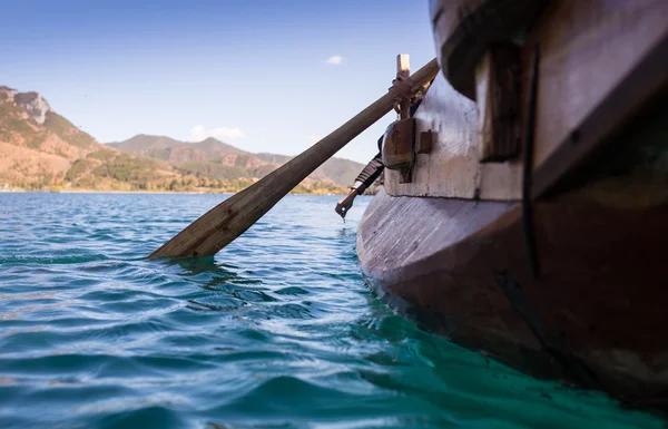 Das Boot auf einem schönen See — Stockfoto