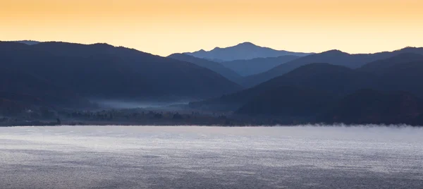 증기 상승에 호수에 밝은 일출 — 스톡 사진