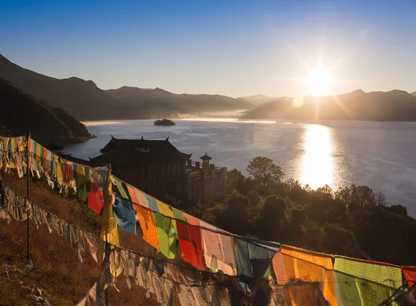 Strahlender Sonnenaufgang über dem See, über dem Dampf aufsteigt — Stockfoto