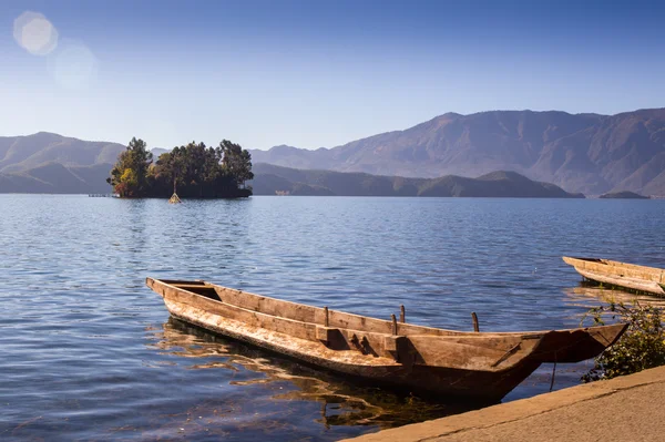 O barco em um belo lago — Fotografia de Stock