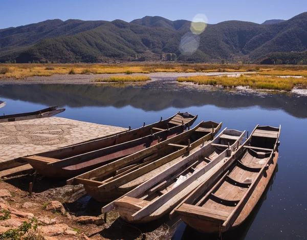 The boat on a beautiful lake — Stock Photo, Image