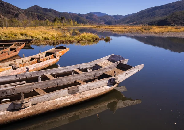 The boat on a beautiful lake — Stock Photo, Image