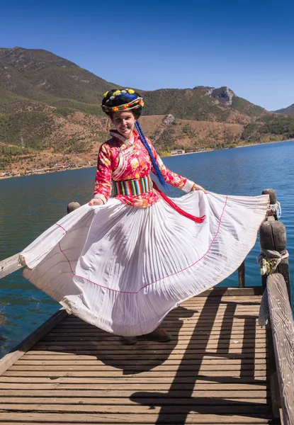 La fille en robe nationale sur le lac — Photo