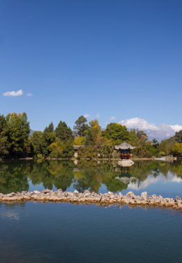 Şehir su birikintisi içinde Çin çardak