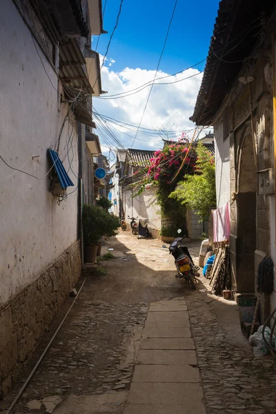 Calle Este llena de flores y que conduce al océano — Foto de Stock