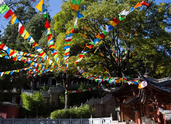 Belo jardim chinês com uma lagoa e bandeiras — Fotografia de Stock