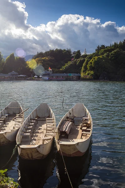 Лодка на красивом озере — стоковое фото
