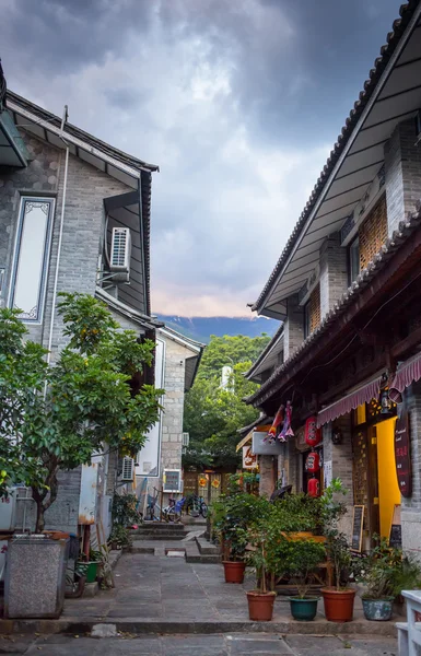 Calle Este llena de flores y que conduce al océano — Foto de Stock