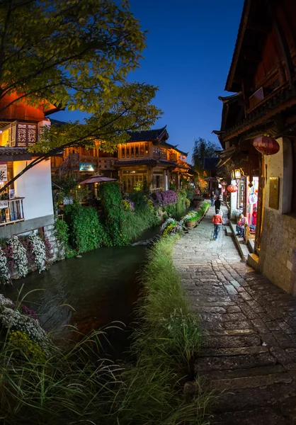 Calles nocturnas de la ciudad china, llenas de luces y colores —  Fotos de Stock