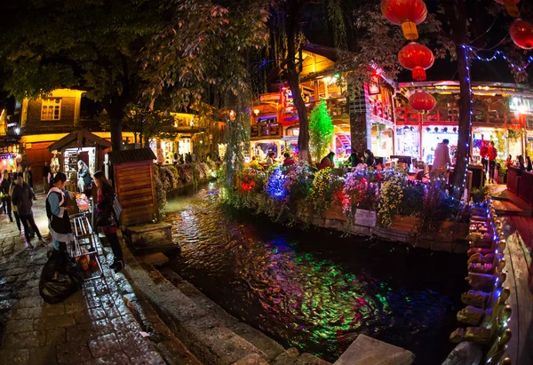 Calles nocturnas de la ciudad china, llenas de luces y colores —  Fotos de Stock