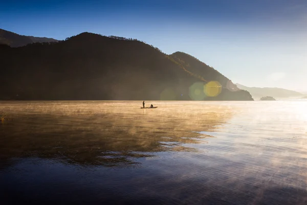 Pescadores al amanecer en el lago de la montaña en un barco —  Fotos de Stock