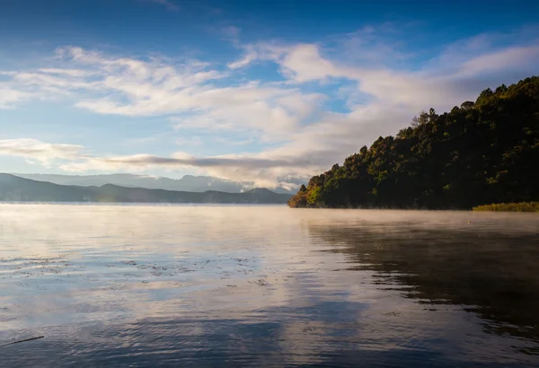Hermoso lago al amanecer en las montañas de otoño —  Fotos de Stock