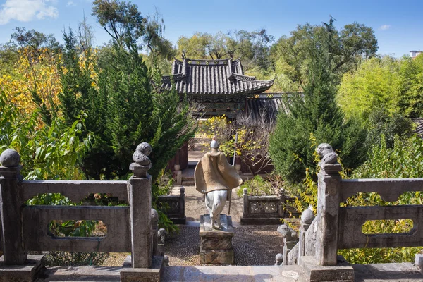 Hermoso jardín chino con un estanque y banderas — Foto de Stock