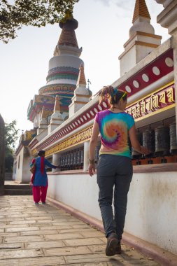 Kutsal bir Budist tapınağında kız