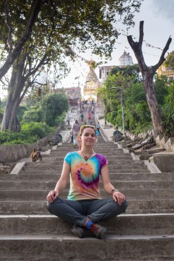 Kutsal bir Budist tapınağında kız