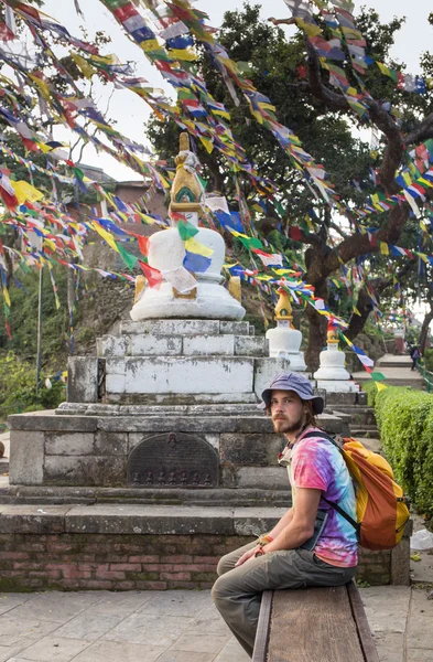 Bir adamın yanında Budist stupa - turizm — Stok fotoğraf