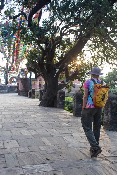 Um homem perto da estupa budista - Turista — Fotografia de Stock