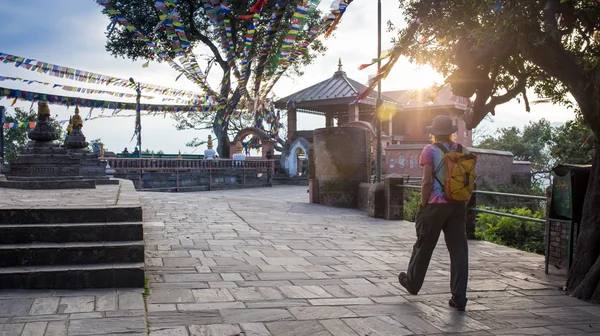 A man near the Buddhist stupa - Tourist — Stock Photo, Image