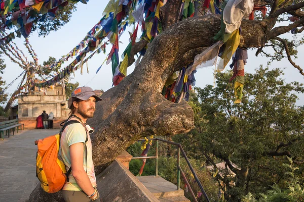En man nära buddhistisk stupa - turist — Stockfoto