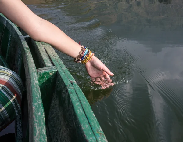 Männerhände ziehen das Wasser — Stockfoto