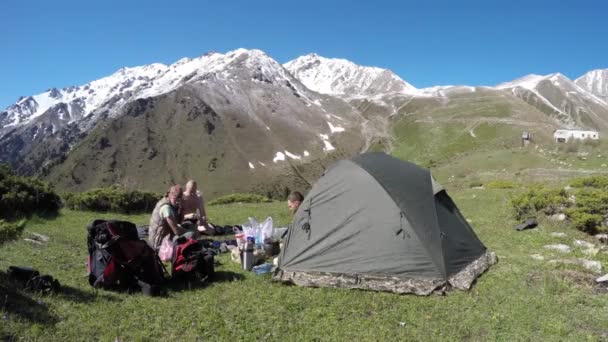 Gelukkige familie op een het kamperen reis in hun tent — Stockvideo