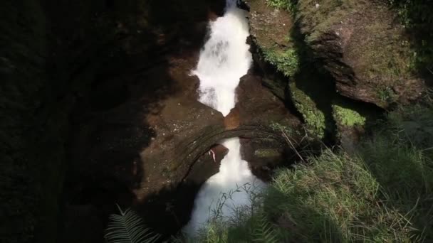 Cascada subterránea — Vídeo de stock