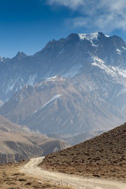 Dağlarda taş patika 