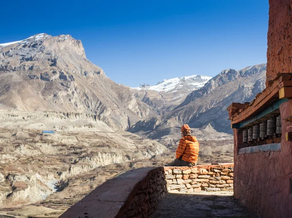 Man hiker on a top — Stock Photo, Image