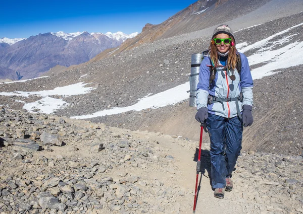 Escursionista donna su una cima — Foto Stock