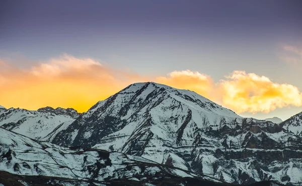 Magnifique coucher de soleil sur les montagnes — Photo
