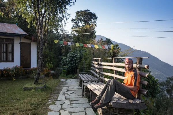 Caminhante homem em um topo — Fotografia de Stock