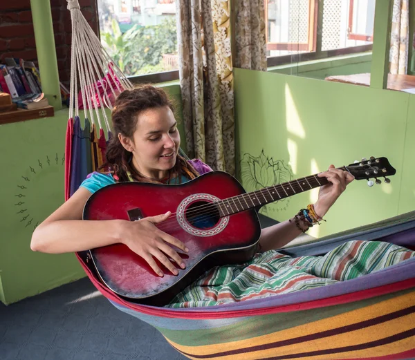 Young woman playing guitar — Stock Photo, Image