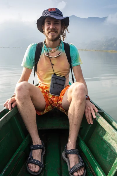 Uomo che viaggia in barca — Foto Stock