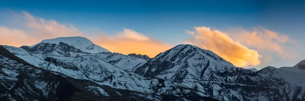 Magnifique coucher de soleil sur les montagnes — Photo