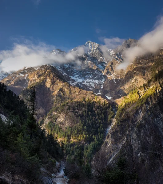 Bellissimo tramonto sulle montagne — Foto Stock