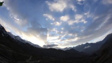 Tepeleri karla kaplı Alp manzarası