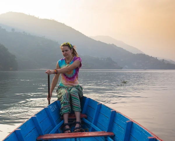 Mädchen mit dem Boot unterwegs — Stockfoto