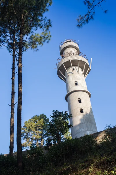 Touristen besuchen den schiefen Turm — Stockfoto