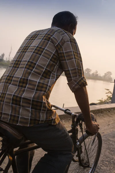 Silhouette of the cyclist riding — Stock Photo, Image